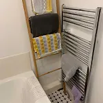 Courtyard Apartment - Free Off Street Parking, Close To Hospitals, University, Bbc, Clifton Village & More *