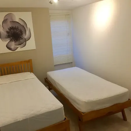 Апартаменти Courtyard Apartment - Free Off Street Parking, Close To Hospitals, University, Bbc, Clifton Village & More