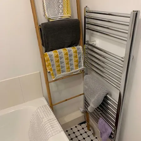 Courtyard Apartment - Free Off Street Parking, Close To Hospitals, University, Bbc, Clifton Village & More *