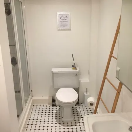 Courtyard Apartment - Free Off Street Parking, Close To Hospitals, University, Bbc, Clifton Village & More Daire Bristol