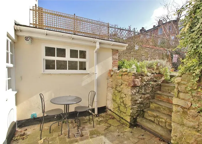 Apartment Courtyard Apartment - Free Off Street Parking, Close To Hospitals, University, Bbc, Clifton Village & More Bristol