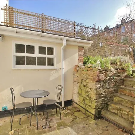 Apartament Courtyard Apartment - Free Off Street Parking, Close To Hospitals, University, Bbc, Clifton Village & More Bristol