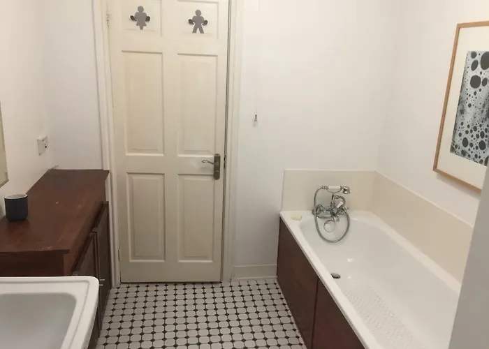 Courtyard Apartment - Free Off Street Parking, Close To Hospitals, Bbc, Clifton Village Bristol