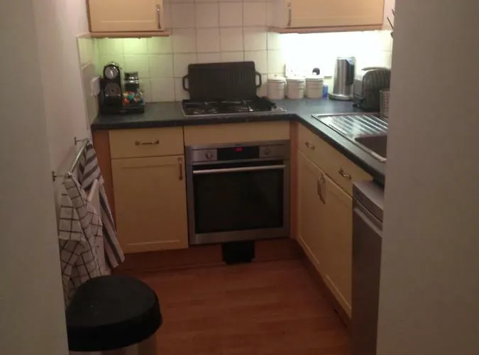 Courtyard Apartment - Free Off Street Parking, Close To Hospitals, University, Bbc, Clifton Village & More