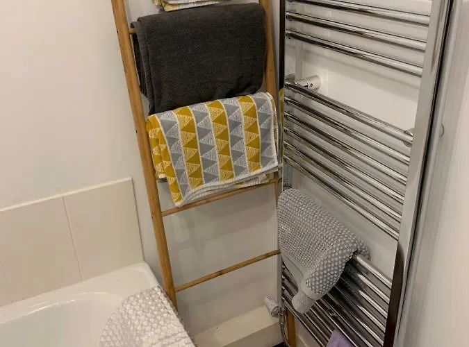 Courtyard Apartment - Free Off Street Parking, Close To Hospitals, University, Bbc, Clifton Village & More *