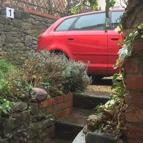 Courtyard Apartment - Free Off Street Parking, Close To Hospitals, University, Bbc, Clifton Village & More *