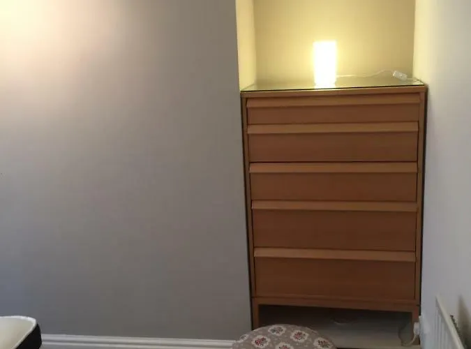 Apartament Courtyard Apartment - Free Off Street Parking, Close To Hospitals, University, Bbc, Clifton Village & More Bristol