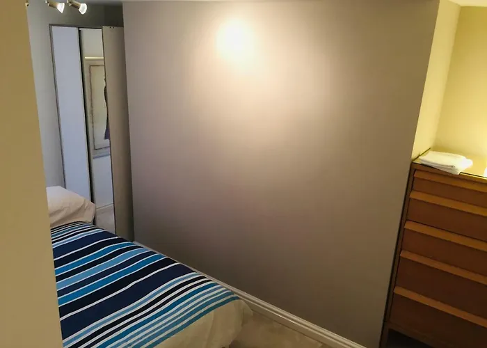 Courtyard Apartment - Free Off Street Parking, Close To Hospitals, Bbc, Clifton Village Apartment